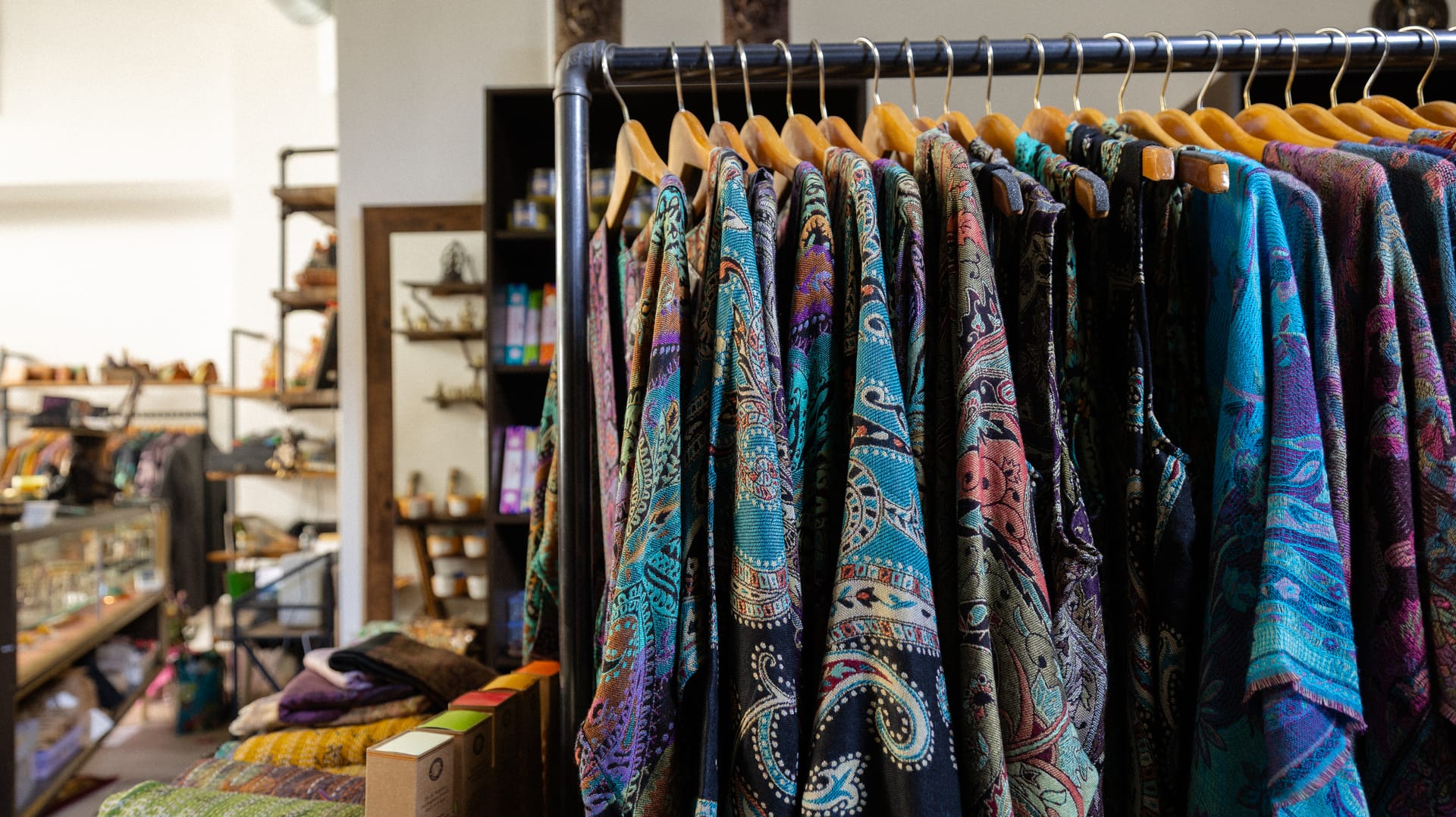 Taj Mahal Emporium statues