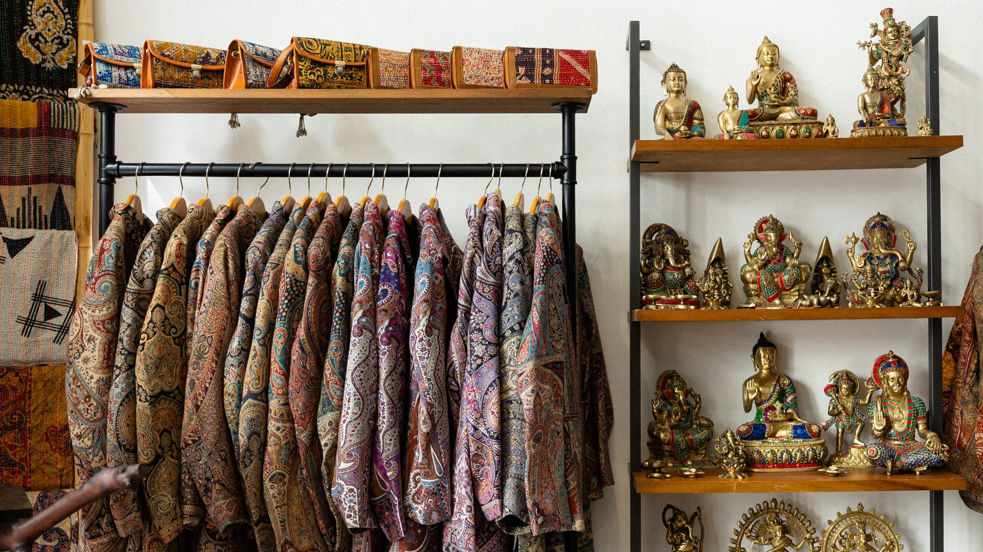 Taj Mahal Emporium statues